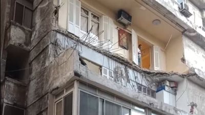 وفاة عامل وإصابة 3 آخرين في انهيار شرفة منزل بالإسكندرية | بث مباشر 