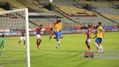 لاعب الإسماعيلي يعتدي على حامل الكرات.. والبنا ينذره لـ سوء السلوك