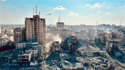 فقدت بصرها من الخوف وأخريات لا يستطعن إرضاع الصغار.. معاناة أهالي غزة في ظل الحرب والحصار