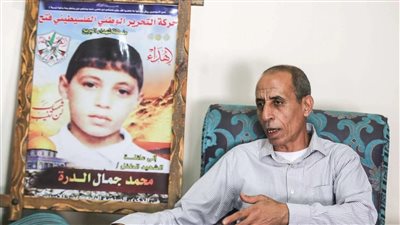 شهيد تلو الآخر.. جمال الدرة يودع أفراد من عائلة عمه بعد استشهاد شقيقه في القصف على غزة