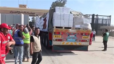 يا فلسطين احنا وراكي ليوم الدين.. هتافات أمام معبر رفح أثناء فتحه ودخول المساعدات إلى قطاع غزة