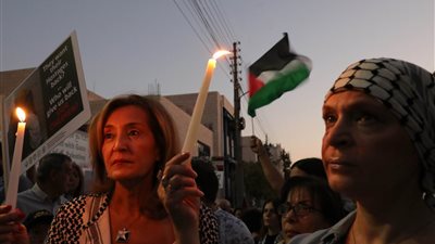 بالدموع والشموع.. المؤسسات الأرثوذكسية في الأردن تنظم وقفة تضامنية مع فلسطين | صور