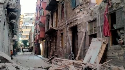 بعد انهيار أجزاء منه.. لجنة المنشآت الآيلة للسقوط بالإسكندرية تفحص حالة عقار الجمرك