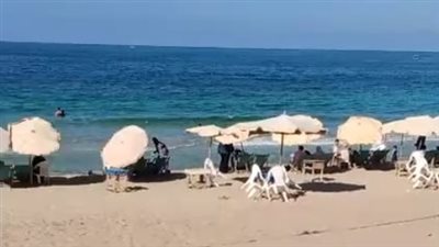 أهالي الإسكندرية يستمتعون بالأجواء الخريفية على الشواطئ| بث مباشر 