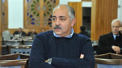 لاعبو الأهلي يرتدون شارات سوداء ويقفون دقيقة حداد على روح العامري فاروق قبل مباراة شباب بلوزداد