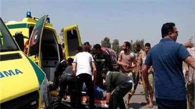 تفاصيل إصابة 14 شخصًا في حادث تصادم سيارتين بالسويس | بث مباشر
