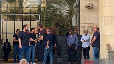 أسرة شريف شاكر ينتظرون وصول جثمانه استعدادًا لصلاة الجنازة بمسجد الشربتلي | صور