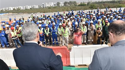 وزير العمل يلتقي بعمال أسيوط ويحثهم على زيادة الإنتاج وبناء الجمهورية الجديدة