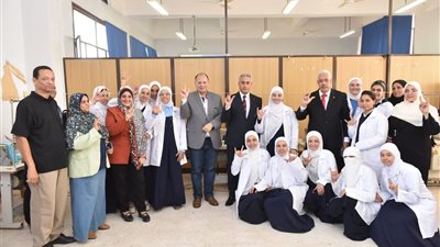 وزير العمل يتفقد معرض منتجات مركز التدريب المهني ببني غالب بأسيوط.. ويسلم شهادات و42 عقد عمل لذوي الهمم