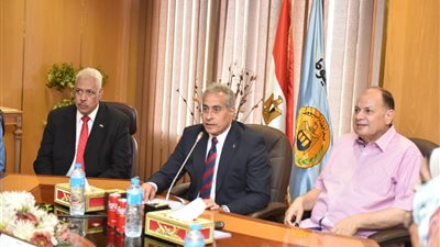 وزير العمل يختتم جولاته في أسيوط بافتتاح مكتب تشغيل متطور ولقاء العاملين بالمديرية