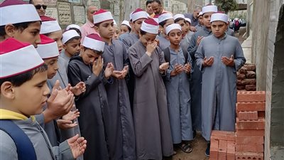بالعمة والجلباب.. تلاميذ معهد أزهري بالدقهلية يودعون زميلتهم بعد وفاتها بمرض ضمور العضلات