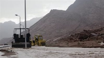 السيول تضرب مرسى علم والمحافظة ترفع حالة الطوارئ.. واستقرار الطقس بالغردقة | بث مباشر