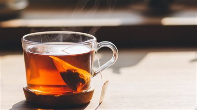 مخاطر صحية وأمراض مزمنة.. باحثون يحذرون من أكياس الشاي بسبب الجزيئات البلاستيكية