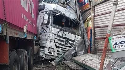 ننشر الصور الأولى لحادث اصطدام سيارة نقل بمحال تجارية في الدقهلية