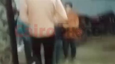 بدافع الانتقام.. سيدة تضرب شابين بالكرباج وتجبرهما على تقبيل قدمها في كرداسة | بث مباشر
