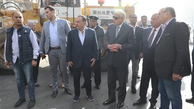 محافظ الجيزة يعاين موقع سقوط كوبري مشاة أحمد عرابي