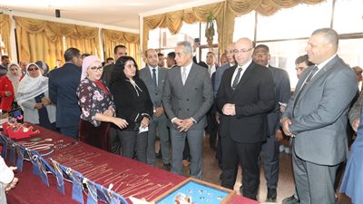 محافظ بني سويف ووزير العمل يتفقدان بعض المصانع المُصدرة بشرق النيل.. ويُسلمان عقود عمل لذوي الإعاقة 