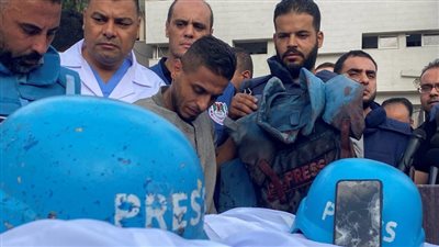 47 يومًا استهداف واعتقال وتضييق والحصيلة 70 صحفيا شهيدًا في غزة.. حقوقيون: جريمة حرب غير مسبوقة والخوذ والسترات فشلت في حمايتهم