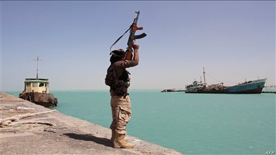 الحوثيون يعلنون استهداف سفينة جديدة متجهة لإسرائيل.. وتحذير لأمريكا