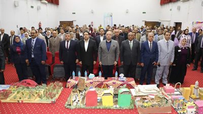 محافظ بني سويف يشهد ختام مبادرة يوم مع أسرتي في اللجنة الانتخابية