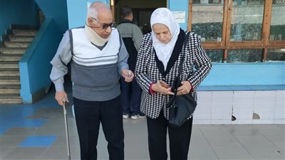إقبال كبار السن على الانتخابات الرئاسية في يومها الثاني بإحدى لجان المنيل | صور