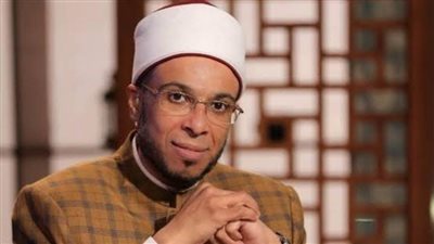 داعية إسلامي يوضح حكم صلاة المرأة وهي حاضنة لطفلها