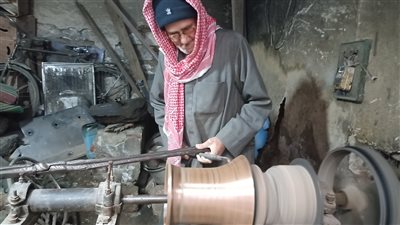 عنده انتيكات عمرها 130 سنة.. عم لطفي أقدم نحاس في الصعيد: المهنة قاربت على الأندثار| فيديو 