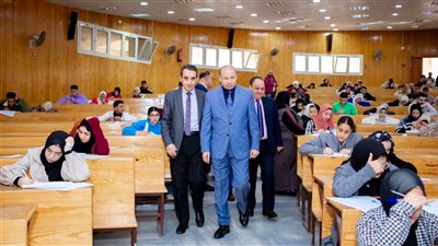 رئيس جامعة المنصورة يتفقد أعمال الامتحانات بكليتي الآداب والحقوق