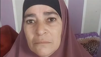 سيدة تحمل نجلها المصاب بالجسد الزجاجي إلى الجامعة بالدقهلية: نفسي ابني يكمل تعليمه ويتوظف| بث مباشر 