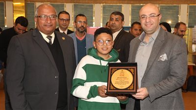 عبقري رياضة بالإنجليزي.. محافظ بني سويف يكرم طالبا فاز بالمركز الأول في مسابقة عالمية بماليزيا 