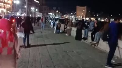 رغم برودة الطقس.. إقبال المواطنين على الجلوس بكورنيش الإسكندرية| بث مباشر 