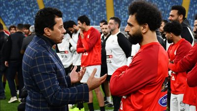 شدوا حيلكم.. وزير الشباب والرياضة يتواصل مع بعثة المنتخب لمعرفة كواليس رحيل محمد صلاح