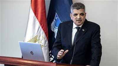 أسامة ربيع: إيرادات قناة السويس تراجعت بسبب هجمات الحوثيين.. والسفن غيّرت مسارها لرأس الرجاء الصالح