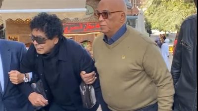 انهيار محمد منير لحظة وصول جثمان شقيقته إلى مسجد الحصري استعدادا لصلاة الجنازة | بث مباشر
