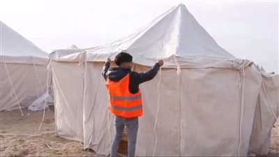 الهلال الأحمر الفلسطيني: توسيع المخيم الإغاثي المصري في خان يونس.. والعائلات النازحة تتدفق يوميًا إليه