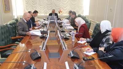 وزير العمل يواصل اجتماعاته مع اللجنة القانونية لبحث ملاحظات مشروع قانون العمل 