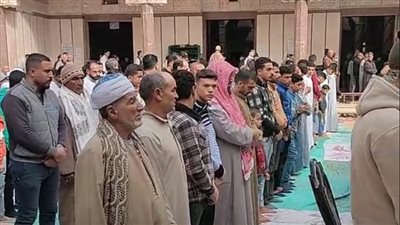 المئات يشيعون جنازة طبيب الغلابة بكفر الشيخ: كشفه 50 جنيها ولغير القادرين مجانا | بث مباشر