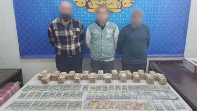 عملات محلية وأجنبية.. القبض على 3 أشخاص بتهمة الإتجار في النقد الأجنبي بالقاهرة