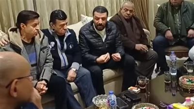 في منزله.. الموسيقيون يحتفلون مع مصطفى كامل بعد إقناعه بعدم الاستقالة | بث مباشر