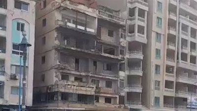 انهيار أجزاء من عقارات على كورنيش الإسكندرية بسبب الأمطار| بث مباشر