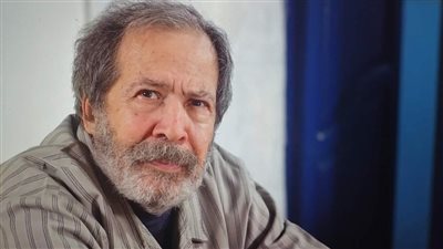 بعد تدهور حالته الصحية.. شاب يؤدي مناسك العمرة نيابة عن سامي عبد الحليم بنية الشفاء