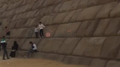 زاهي حواس: لجنة دراسة ترميم هرم منكاورع أقرت بمنع وضع أي حجر.. وتقرير وزيري كان ناقصا