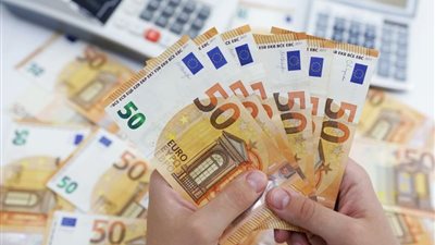 سعر اليورو مقابل الجنيه اليوم الاثنين 27 أبريل 2026.. البنك المركزي يسجل 61.84 جنيه للبيع