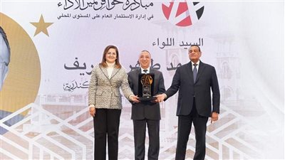 وزيرا التخطيط والتنمية يكرمان محافظ الإسكندرية لفوزه بـ مبادرة تميز الأداء