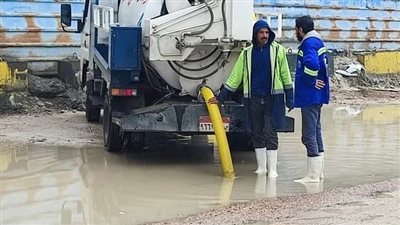 جهود مكثفة لشفط وتصريف مياه أمطار نوة الشمس الصغرى بشوارع الإسكندرية