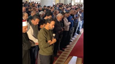 ابنه إماما.. بدء صلاة جنازة الدكتور هاني الناظر بالمجمع الإسلامي في الشيخ زايد 
