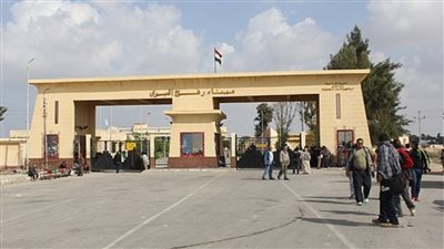السفير الفرنسي بالقاهرة يستقبل شحنة مساعدات طبية تمهيدًا لإيصالها إلى غزة