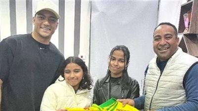 مصطفى محمد مهاجم المنتخب الوطني يصل إلى الغردقة للاطمئنان على مولوده الجديد| بث مباشر 