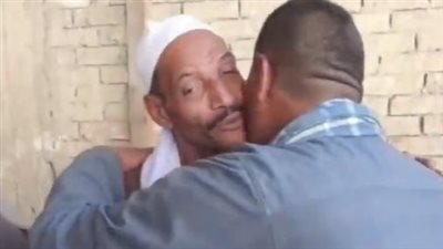 أهالي بني سويف يستقبلون عم ربيع صاحب فيديو إلقاء الفاكهة بحفاوة: بتمني من ربنا يحفظ كرامتي بين الناس ويحببهم فيا| بث مباشر 