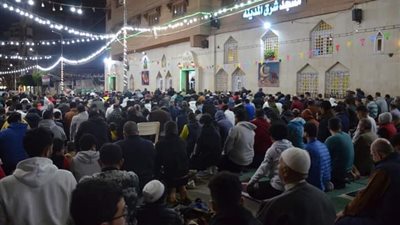 الهلال يعانق الصليب.. المسلمون يؤدون صلاة التراويح بمسجد شرق المدينة على أعتاب كنيسة القديسين بالإسكندرية | صور